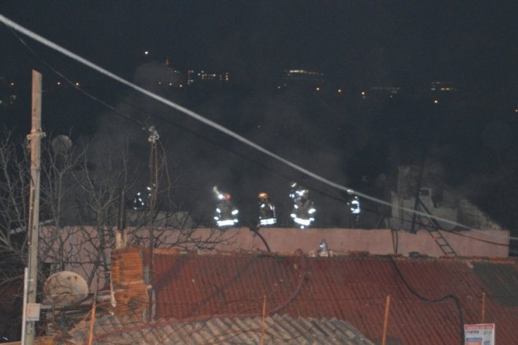İki katlı binanın &ccedil;atısı alev alev yandı