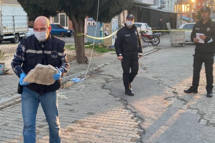 Kafasına 10 kiloluk taş d&uuml;şt&uuml;! Kadın acı i&ccedil;inde hayatını kaybetti