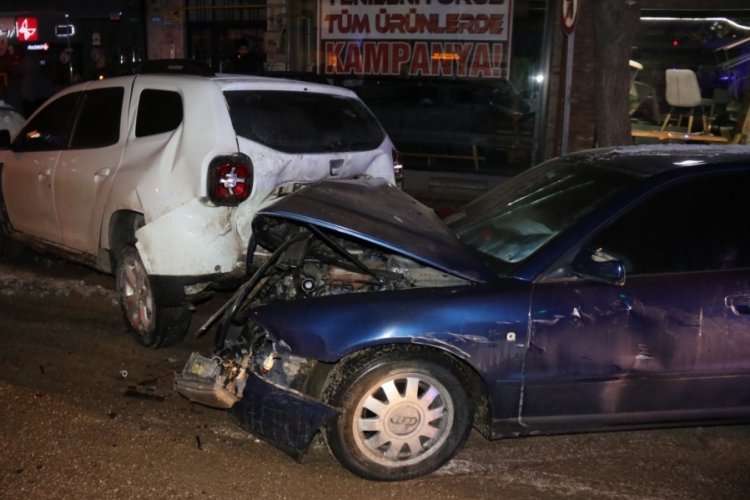 Alkoll&uuml; s&uuml;r&uuml;c&uuml; 5 araca &ccedil;arparak durabildi!