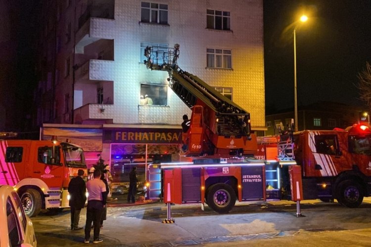 Yanan daireyi arkalarına alıp selfie &ccedil;ekildiler