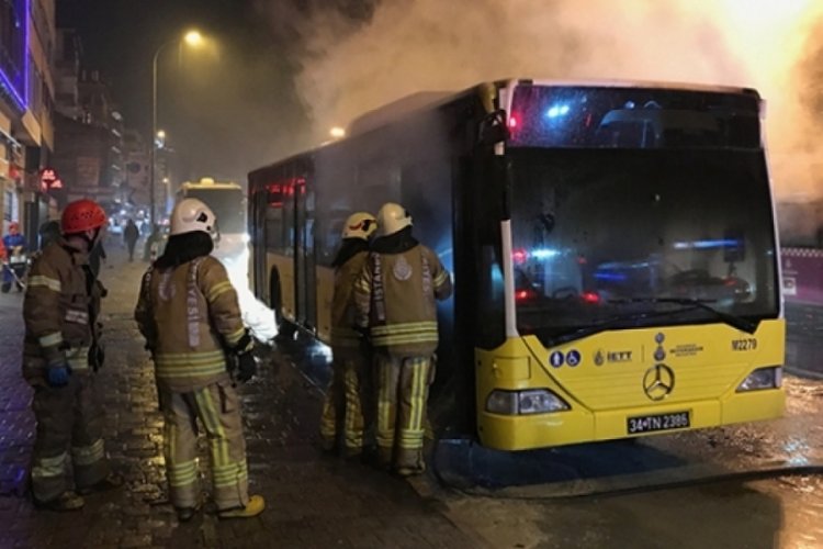 İstanbul'da duraktaki İETT otob&uuml;s&uuml;nde yangın &ccedil;ıktı