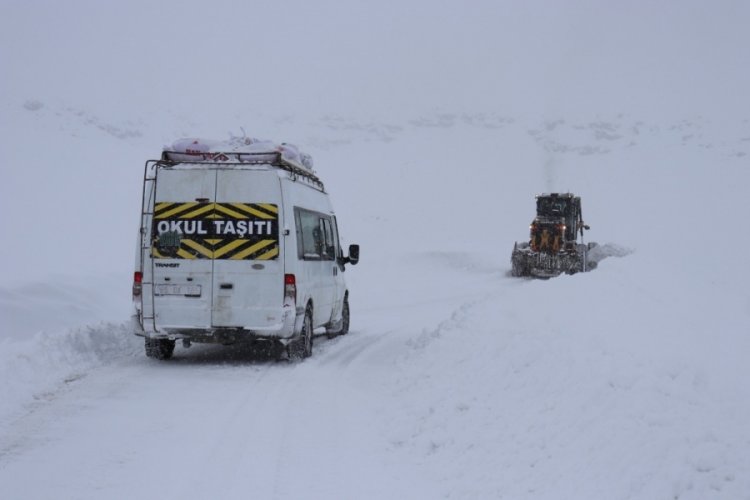 Kayseri'de ulaşıma kar yağışı ve tipi engeli