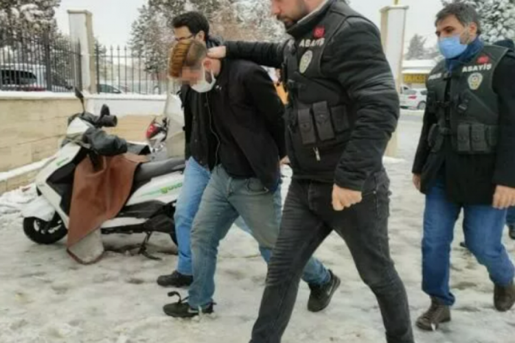 Evine &ccedil;ay i&ccedil;meye gittiği adamı kabloyla &ouml;ld&uuml;ren zanlı tutuklandı