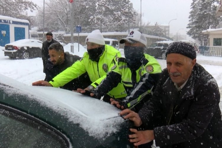 Muş'ta polisler yolda kalan ara&ccedil;ları iterek s&uuml;r&uuml;c&uuml;lere yardım etti