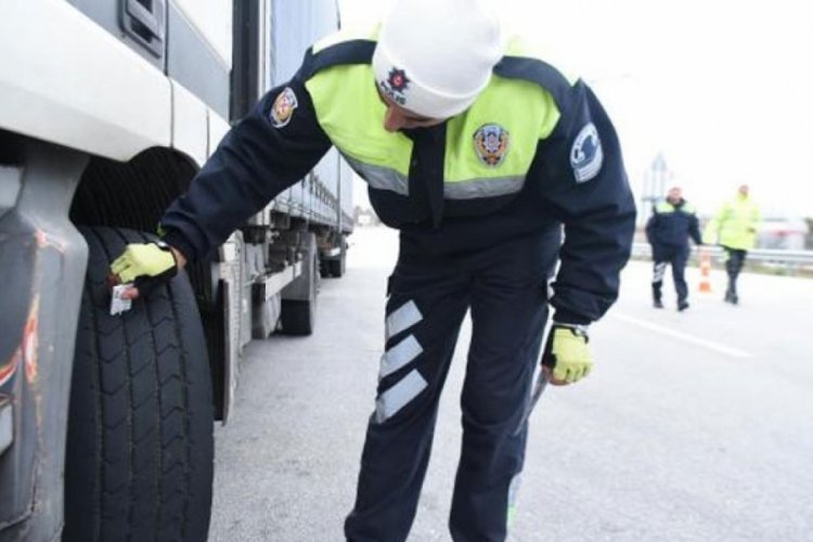 EGM'den s&uuml;r&uuml;c&uuml;lere 'kış lastiği' uyarısı geldi