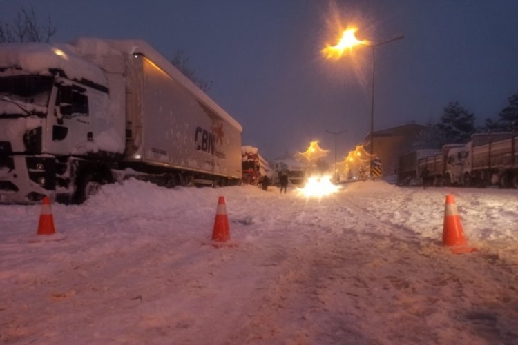 Bing&ouml;l Gen&ccedil;'te ara&ccedil;lar yolda mahsur kaldı; AFAD ve Kızılay kumanya dağıttı
