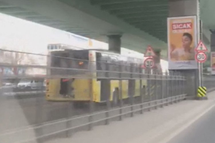 İstanbul'da otob&uuml;s&uuml;n arkasında &ouml;r&uuml;mcek adamın yolculuğu&nbsp;