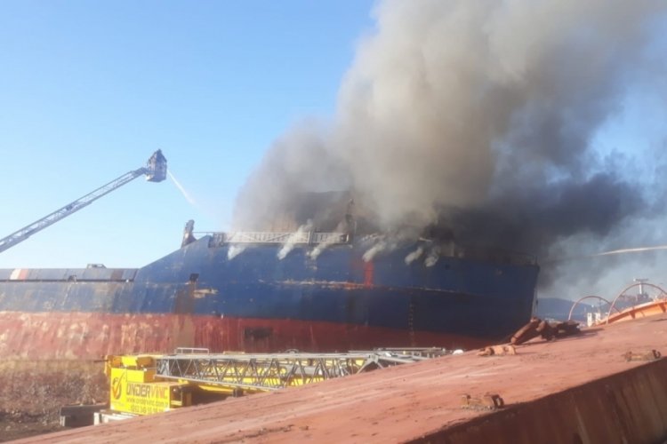 İstanbul Kartal'da hurda gemide yangın