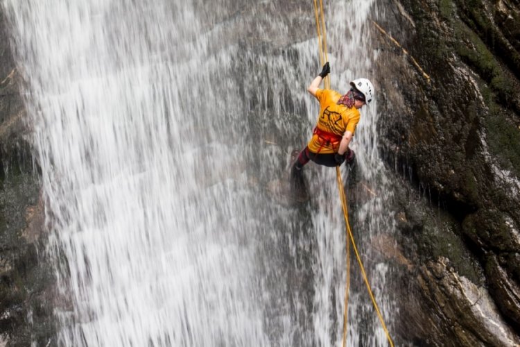 Engelleri de korkuları da aşıyor! Bursa'da kanyon sporuyla kan akışı y&uuml;kseliyor&nbsp;(&Ouml;ZEL HABER)