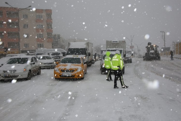 Şırnak'ta k&ouml;y ve mezra yolları kapandı