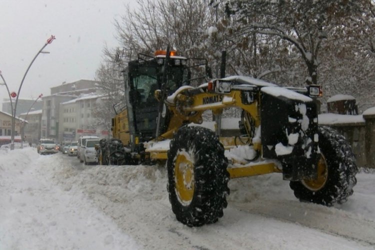 Muş'ta karla m&uuml;cadele&nbsp;s&uuml;r&uuml;yor! Belediye başkan yardımcıları kar k&uuml;redi