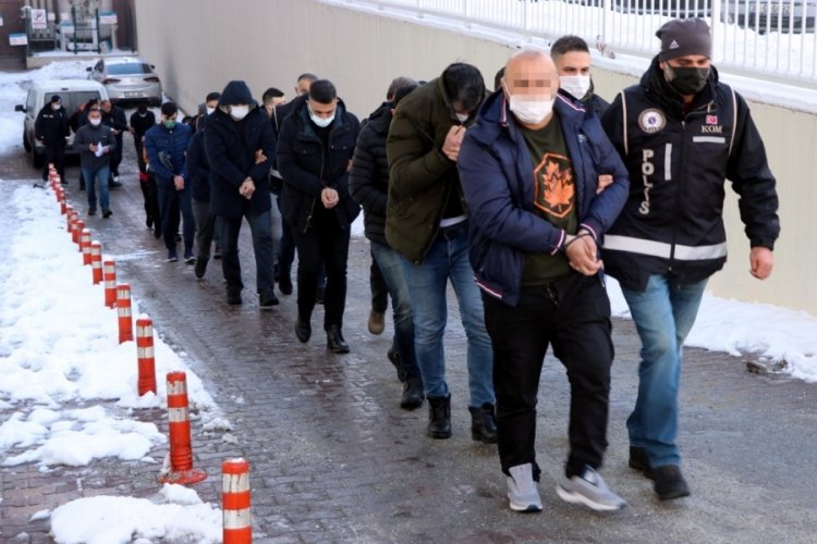 Cep telefonu ka&ccedil;ak&ccedil;ılığı operasyonunda g&ouml;zaltına alınan 11 ş&uuml;pheli adliyede