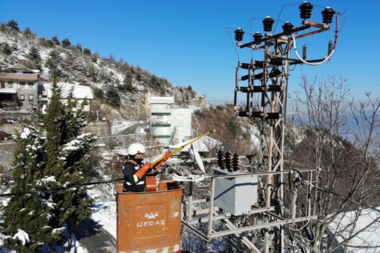 Bursa'da karlı yolları aşıp elektrik i&ccedil;in m&uuml;cadele veriyorlar