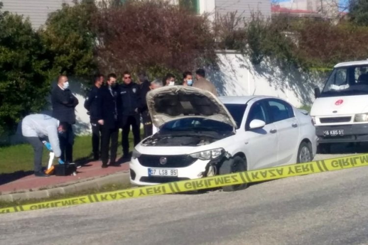 Antalya'da kaza ihbarına giden ekipler, s&uuml;r&uuml;c&uuml;y&uuml; başından vurulmuş buldu