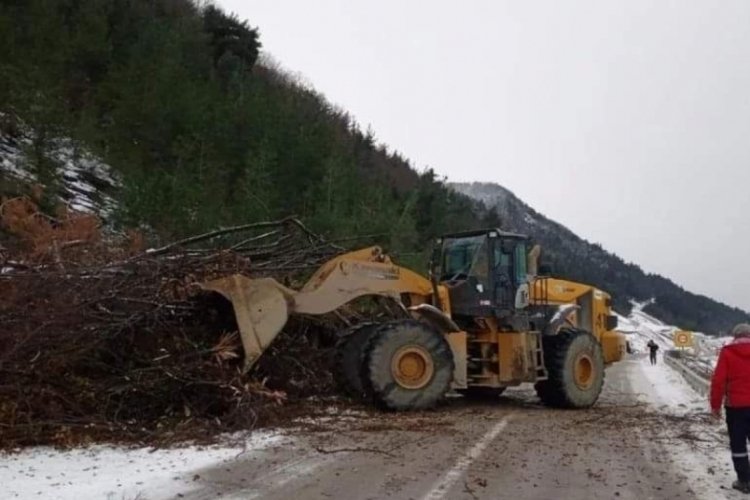 Sinop-Ayancık yolunda yaşanan heyelan kamerada