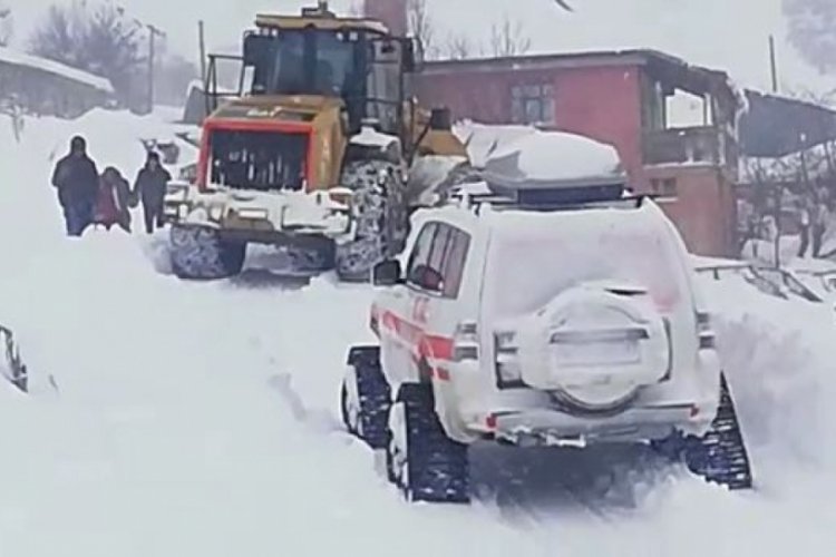 Erzincan'da evin yolu&nbsp;iş makinesiyle a&ccedil;ıldı