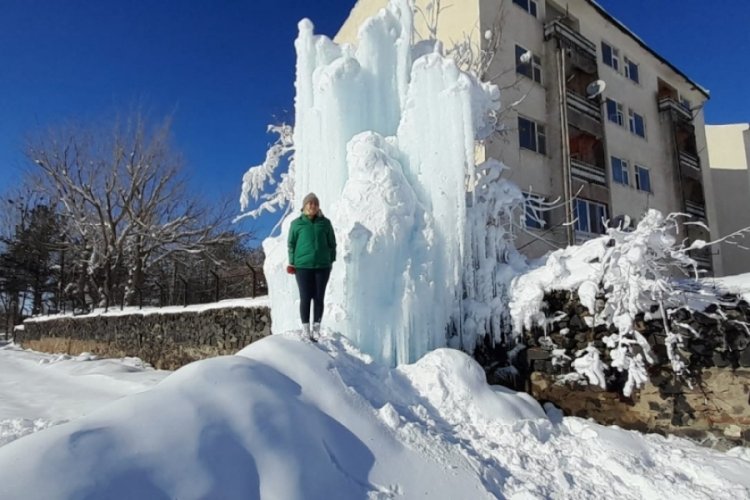 Patlayan borudan fışkıran su 'buz dağı' oluşturdu