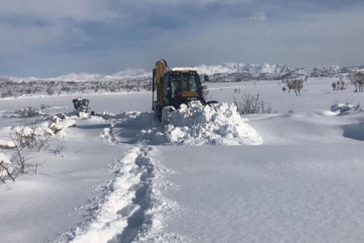 Diyarbakır'da kırsal mahallelerin yolu kardan kapandı