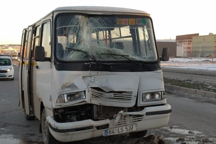 Tıra arkadan vuran iş&ccedil;i servisindeki 4 kişi yaralandı