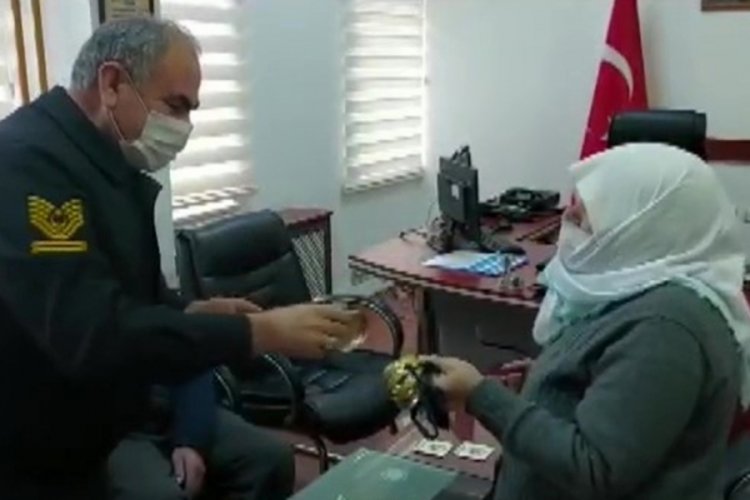 Yaşlı kadını 'Eline kelep&ccedil;e takarım' diyerek dolandırdılar!