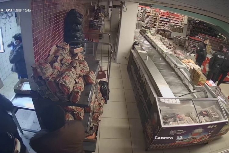 Hırsızlık i&ccedil;in girdiği markette kasaları boşaltıp &uuml;st&uuml;ne soda i&ccedil;ti