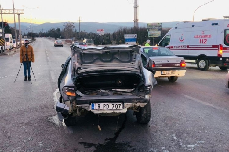 Kırmızı ışıkta bekleyen otomobile arkadan &ccedil;arptı: 2'si &ccedil;ocuk 7 yaralı