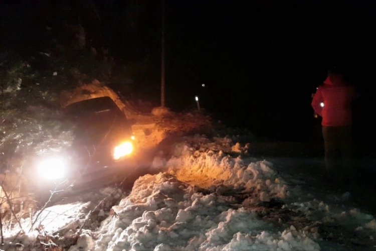 Kontrolden &ccedil;ıkan cip şarampole u&ccedil;tu