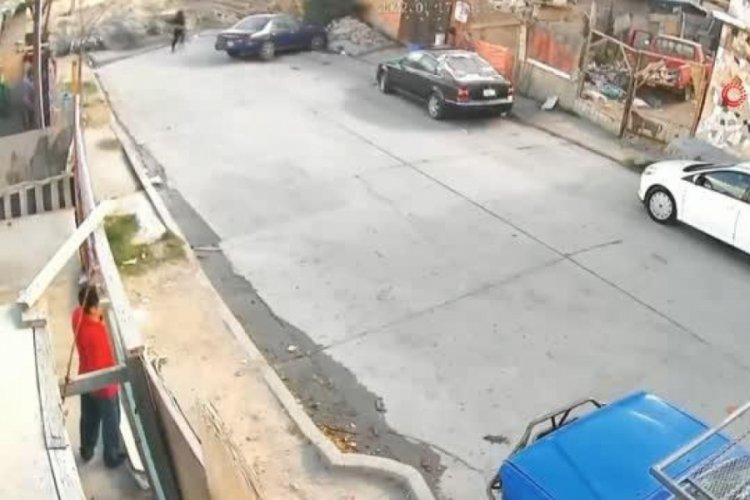 Alkoll&uuml; ara&ccedil; kullandı, 3 &ccedil;ocuğuyla &ccedil;ukura d&uuml;şt&uuml;!
