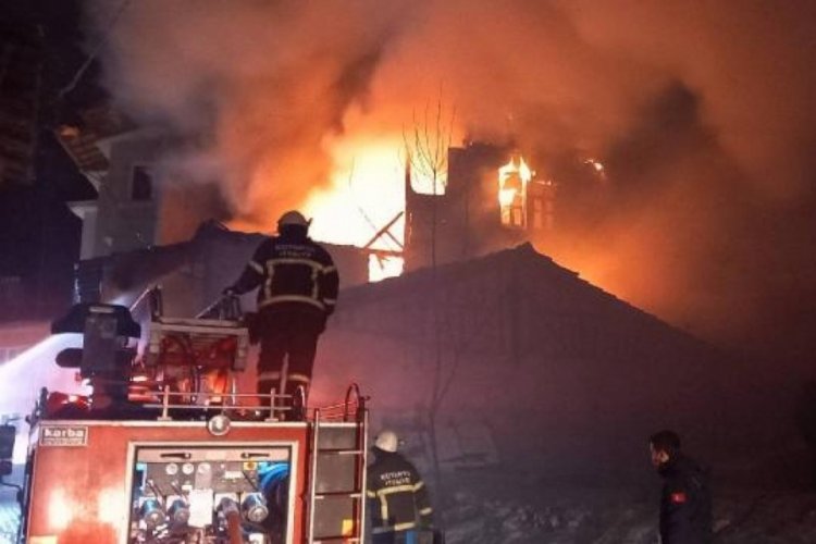 Gece yarısı korkutan yangın! Yanmaktan son anda kurtuldular