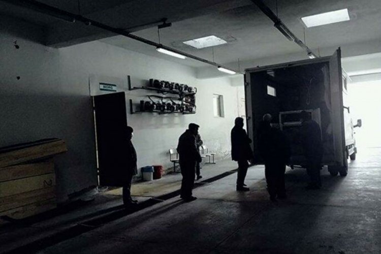 Emekli &ouml;ğretmen, gece yarısı balta ve benzinle kapısına dayanan genci vurdu
