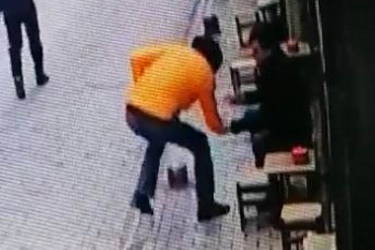 &Ouml;nce adam bı&ccedil;akladı, sonra kendi evini yaktı