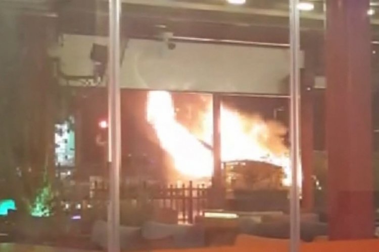 İstanbul Beşiktaş'ta otomobil alev alev yandı, s&uuml;r&uuml;c&uuml; son anda kurtuldu