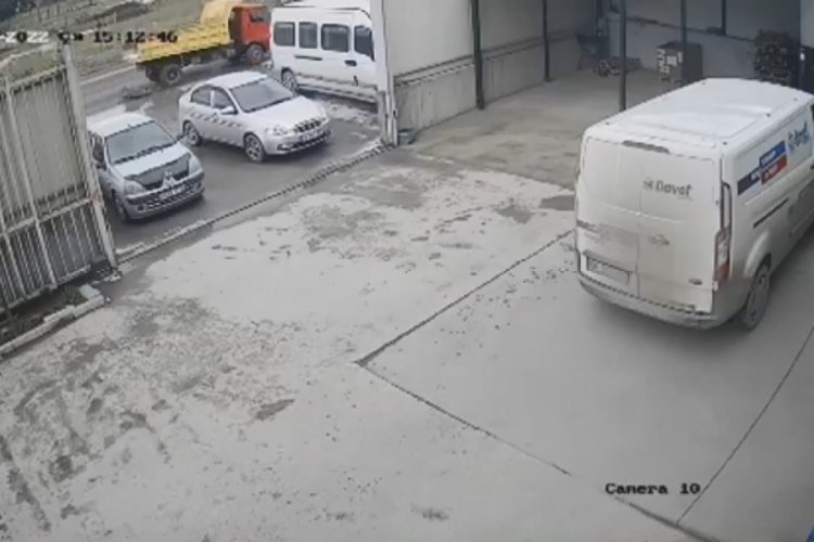 İstanbul Sultanbeyli'de kamyonetin ezdiği k&ouml;pek &ouml;ld&uuml;
