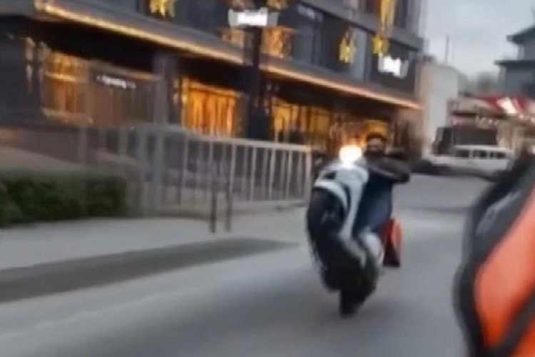 İstanbul Beyoğlu'nda kuryenin motosikletle tek teker yolculuğu