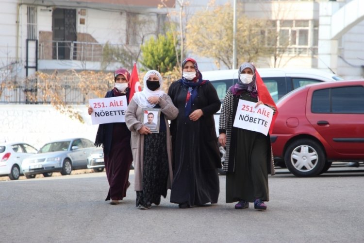 Diyarbakır'da evlat n&ouml;betindeki Adla anne de oğluna kavuşuyor