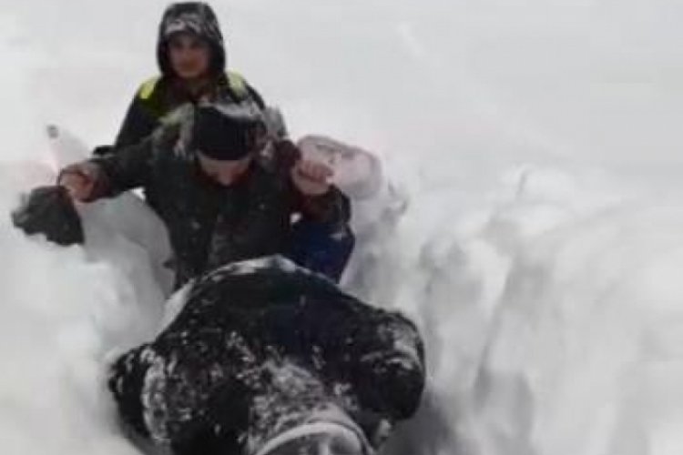 Trabzon'da patika yolda mahsur kalan 4 kişi kurtarıldı