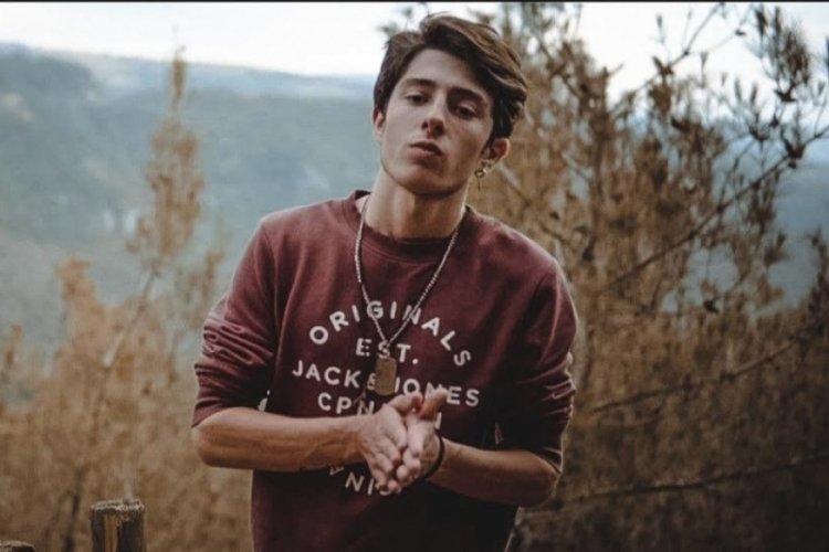 Tugay Torlak yeni single'ı 'Kısık Sesler v G&uuml;l&uuml;msemeler'i m&uuml;zikseverlerle buluşturdu.