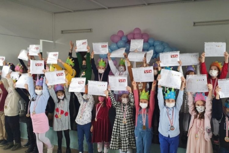 Bursa &Ouml;zl&uuml;ce İlk&ouml;ğretim Okulu'nda miniklerin karne coşkusu