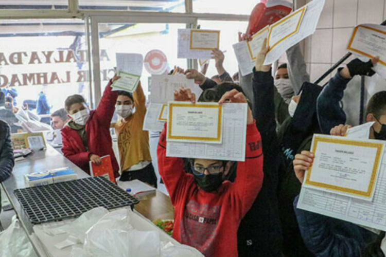 Esnaftan &ouml;ğrencilere &ouml;zel 'Takdiri getir, lahmacunu g&ouml;t&uuml;r' kampanyası