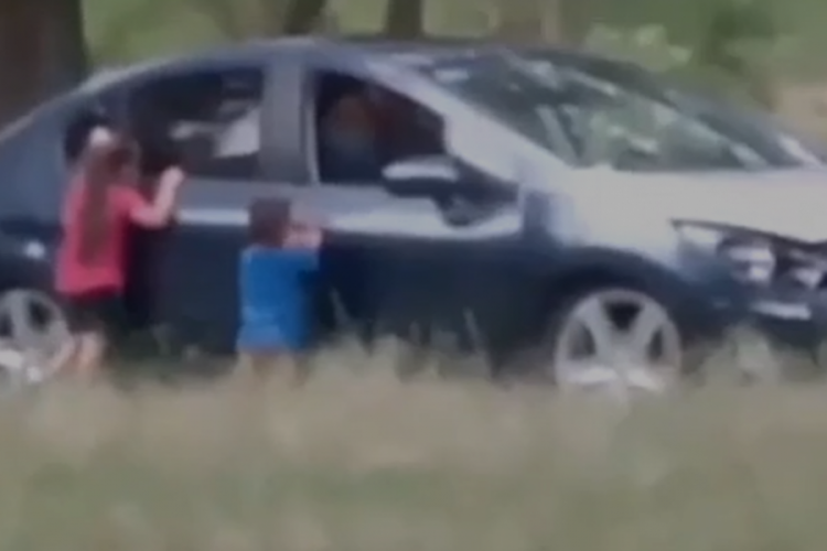 &Ccedil;ocuklarını ara&ccedil;tan zorla indirip erkek arkadaşıyla birlikte oldu