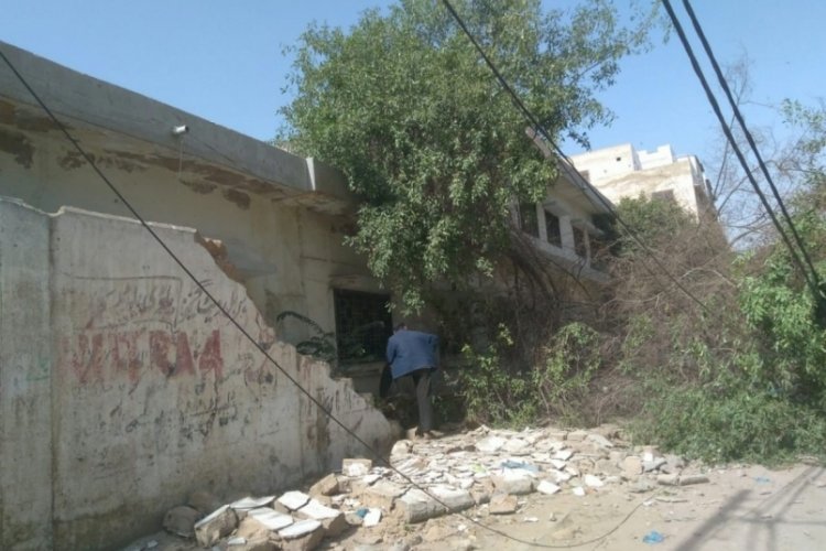 Pakistan'da şiddetli r&uuml;zgarda duvar &ccedil;&ouml;kt&uuml;: 5 &ouml;l&uuml;