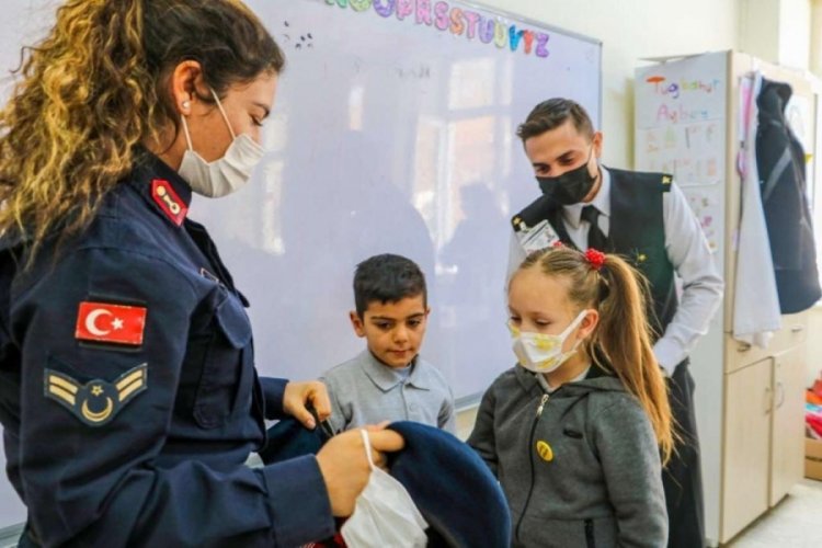 Bursa'da &ouml;ğrenciler karnelerini Jandarma Personellerinden aldı