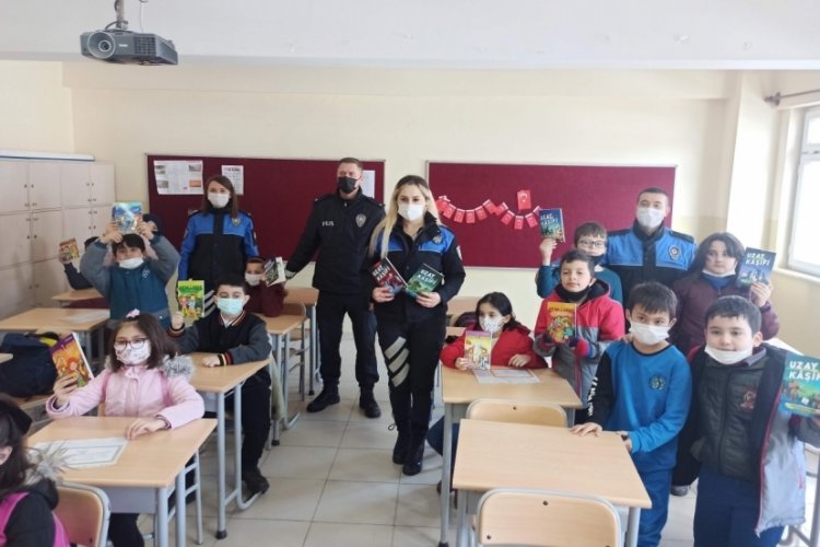 Afetzede &ouml;ğrencilere okuma kitabı hediye edildi