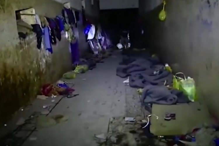 Yemen'de ge&ccedil;ici g&ouml;zaltı merkezine hava saldırısı: 60 &ouml;l&uuml;