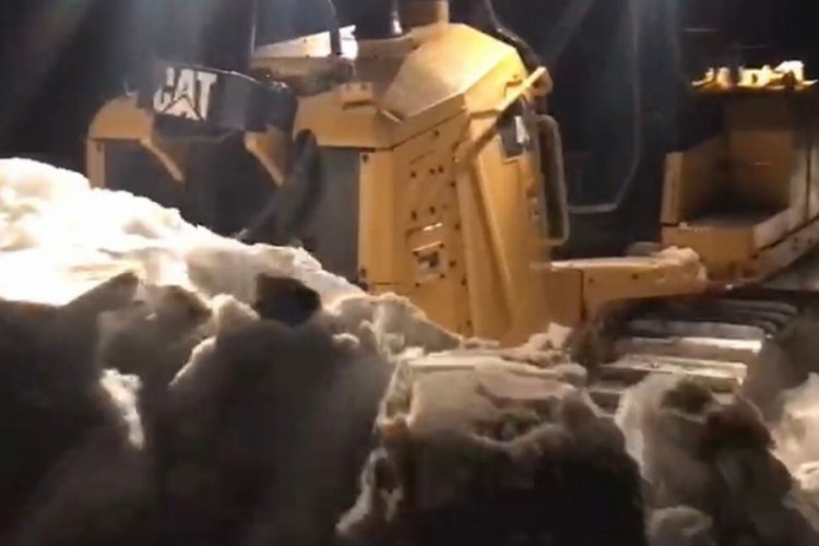 Dozerlerle 2 metrelik kar kalınlığı a&ccedil;ılmaya &ccedil;alışılıyor