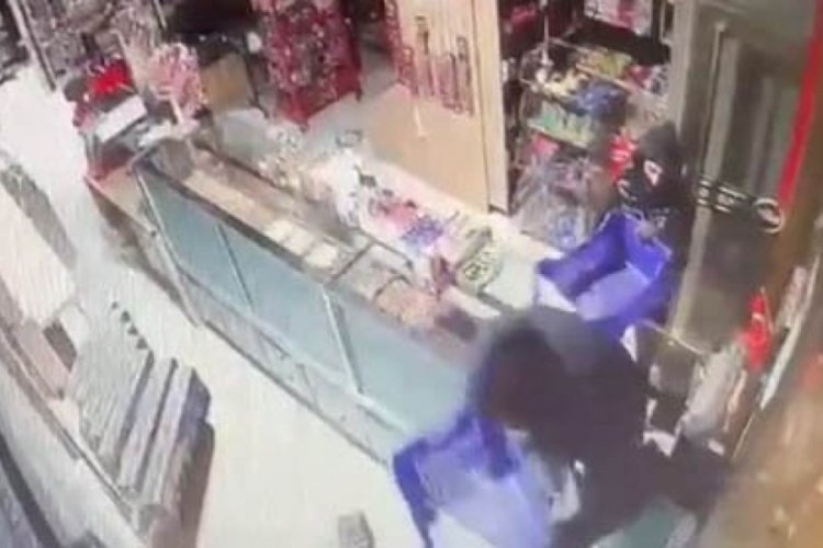 Bursa'da kuruyemiş&ccedil;iye giren hırsızlar, 30 bin liralık sigara &ccedil;aldı
