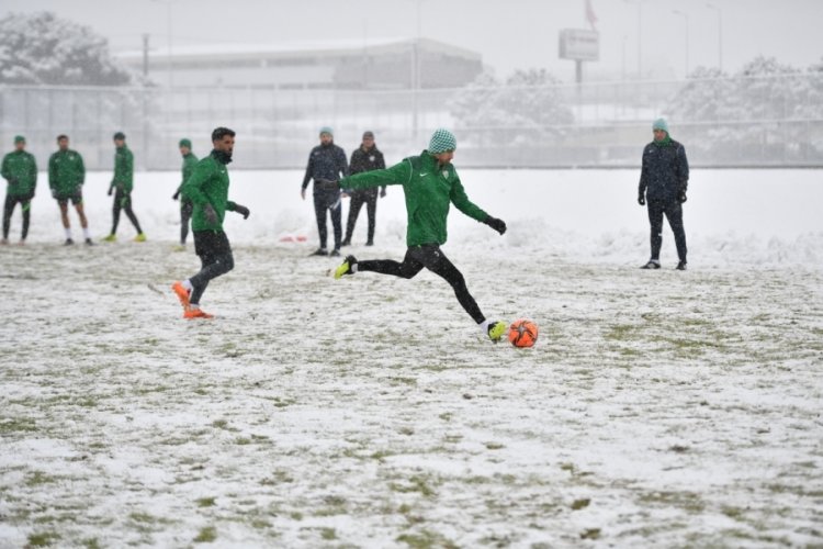 Bursaspor Ey&uuml;pspor ma&ccedil;ı hazırlıklarını yoğun kar yağışı altında tamamladı