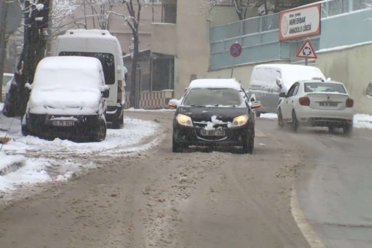 Bursa'da kar yağışı etkili oluyor