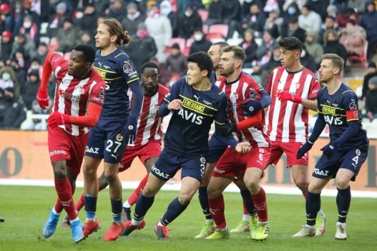 Fenerbah&ccedil;e, Sivas'tan 1 puanla d&ouml;nd&uuml;