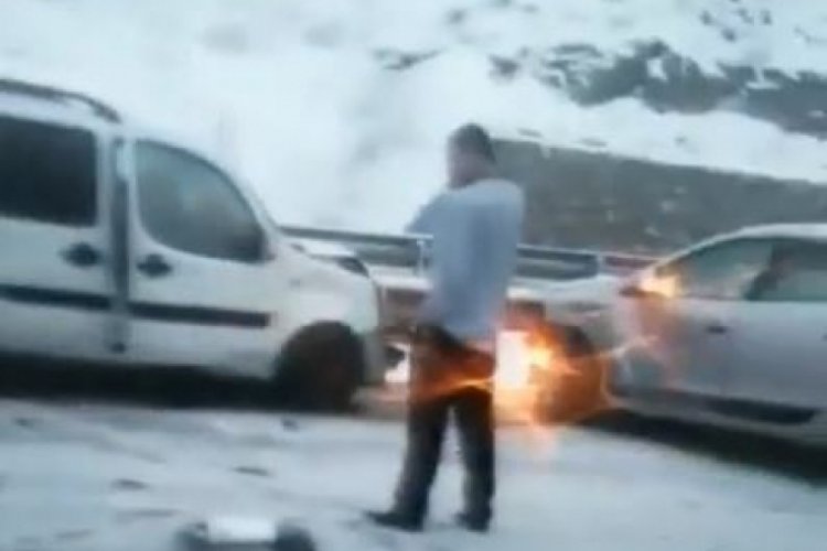 Buzlanan yolda 13 ara&ccedil; birbirine girdi: 3 yaralı